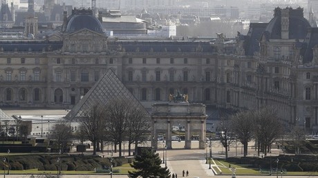 Attaque du Louvre : les premières images de la neutralisation de l'assaillant affluent sur Twitter