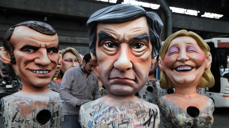 Des figurines d'Emmanuel Macron, François Fillon et Marine Le Pen lors des préparations au carnaval de Nice 