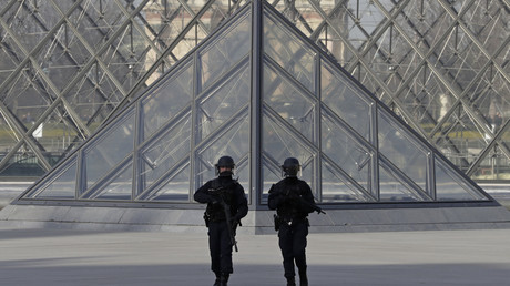 France : première audition, infructueuse, de l'assaillant du Louvre
