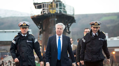 Michael Fallon (au milieu), secrétaire britannique à la Défense  à bord du sous-marin nucléaire Vigilant à Rhu, en Ecosse.