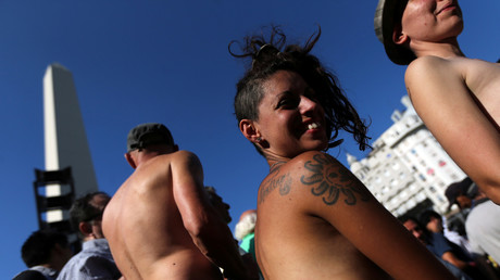 Des femmes défilent seins nus à Buenos Aires pour le droit de bronzer topless à la plage (IMAGES)