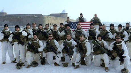 Des soldats posent avec un drapeau américain à la frontière russo-estonienne
