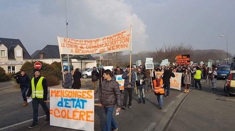 Une centaine de manifestants pour la fermeture du centre de déradicalisation de Pontourny (PHOTOS)
