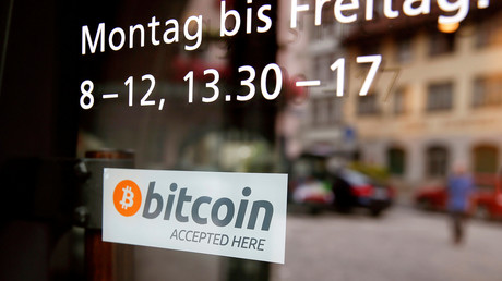 «Bitcoins acceptés» précise un sticker à l'entrée d'un magasin dans la ville de Zoug en Suisse