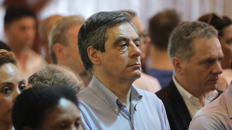 «Tu payeras jusqu'au dernier sou !» : même à la messe, Fillon est rattrapé par les affaires