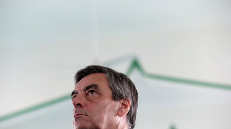 François Fillon contraint d'annuler un déplacement à La Réunion à cause de manifestants (IMAGES)