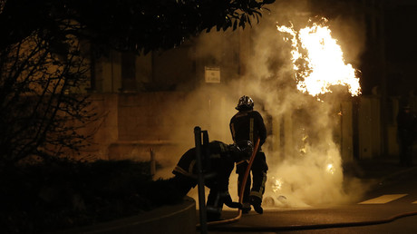 Février 2017 : les pompiers en train d'éteindre le feu pendant les émeutes à Bobigny.
