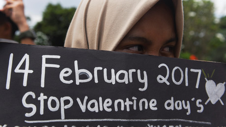 Indonésie : le jour de la Saint Valentin, la police mène des raids pour saisir...des préservatifs