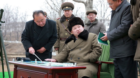  Kim Jong Un, dirigeant nord-coréen, donne des instructions lors d'un essai du missile balistique