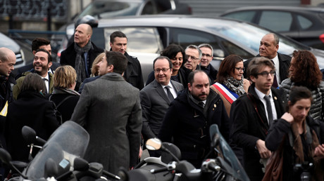 «Police : violeurs, assassins !» : une habitante d'Aubervilliers interpelle François Hollande