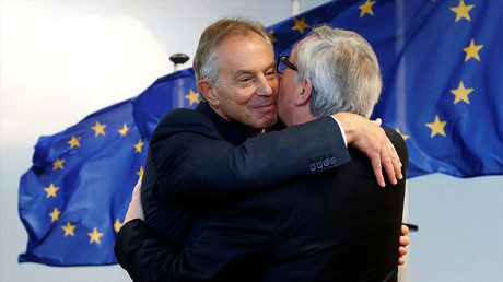 Tony Blair donne l'accolade à Jean-Claude Juncker, président de la Commission européenne, le 25 janvier 2017, photo ©Reuters/Francois Lenoir
