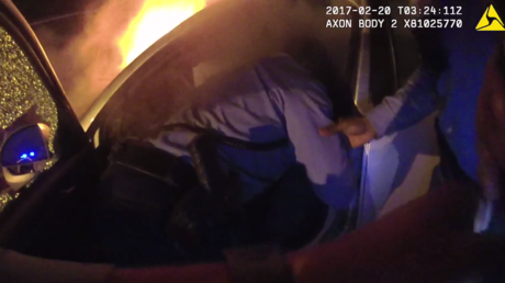 IMAGES CHOC : la police sauve un homme coincé dans une voiture en flammes