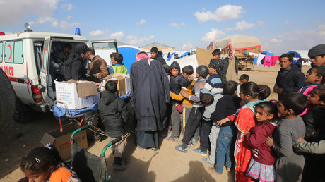 Des enfants déplacés de la ville de Mossoul font la queue pour être examinés par une équipe médicale dans un des camps d'accueil.