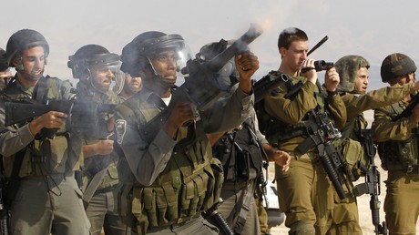  Des soldats israéliens tirent des grenades lacrymogènes dans les territoires occupés