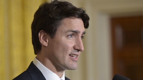 Trudeau s’excuse pour avoir répondu en français… puis fait de même pour une réponse en anglais