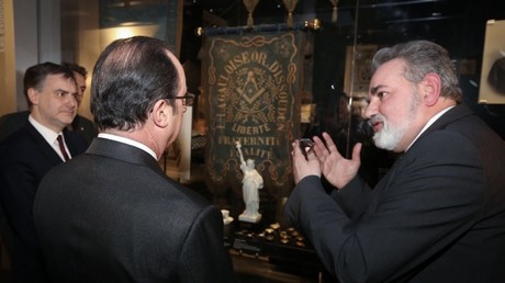 François Hollande en visite chez les Francs-Maçons pour montrer sa «reconnaissance» (IMAGES)