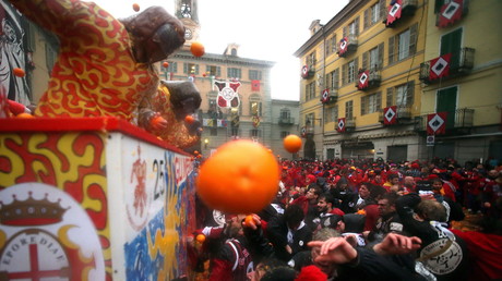 Des milliers d’Italiens se livrent à une spectaculaire bataille d’oranges (VIDEO)