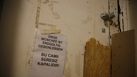 Une affiche notifiant de la fermeture définitive de la mosquée