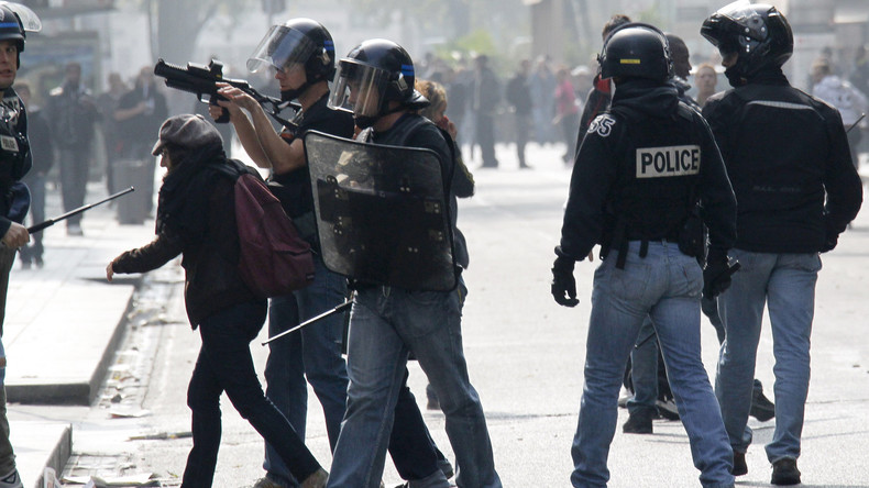 Le policier auteur d'une bavure mortelle au Flash-Ball, condamné à six mois de prison avec sursis