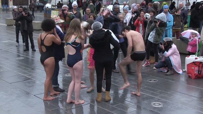 Des manifestants prennent une douche dans les rues de Calais contre le décret de Natacha Bouchart