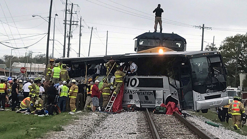 USA : au moins quatre morts dans une collision entre un train et un autocar (PHOTOS)