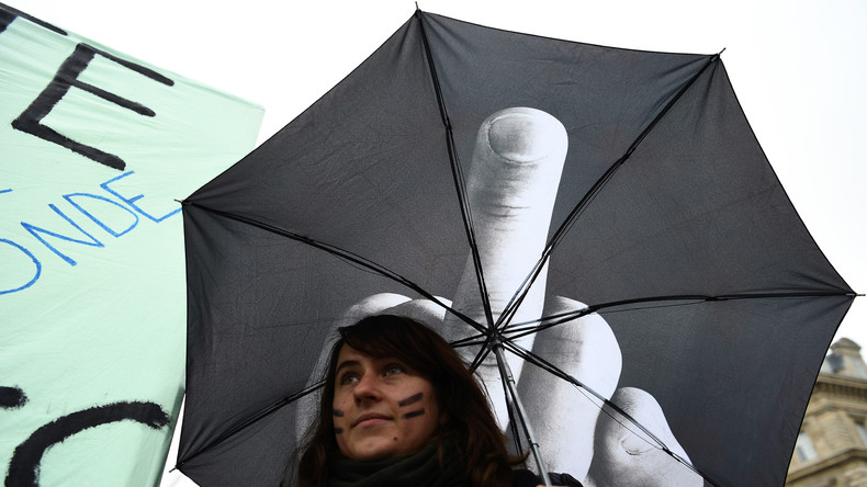 Journée des droits des femmes : féministes et militants de gauche défilent à Paris (IMAGES)