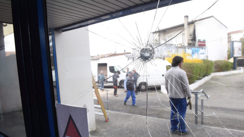 Une salle devant accueillir un meeting de Macron vandalisée près de Bordeaux (IMAGES)