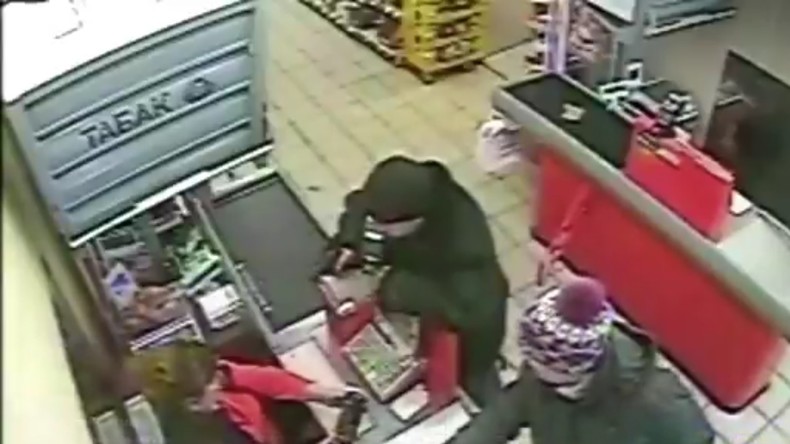 Pendant ce temps là, dans un supermarché en Russie : une caissière ignore un braqueur (VIDEO)