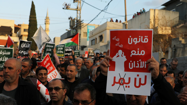 Des Arabes israéliens manifestent contre l'interdiction de l'appel à la prière