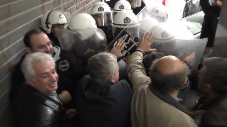 Tensions à Athènes lors de la manifestation des professionels de santé (VIDEO)