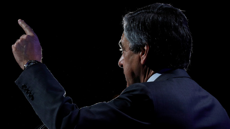 Colis piégé au siège de FMI : Fillon tance Urvoas sur la sortie de l'état d'urgence