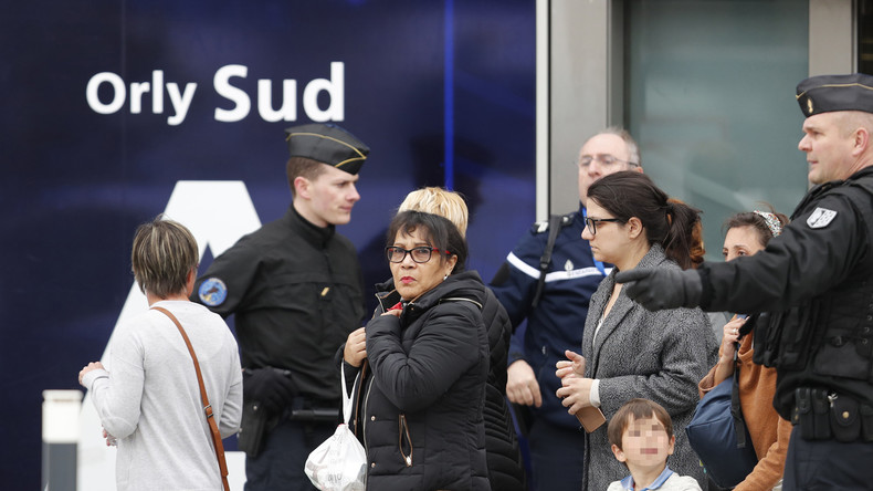 Scène de panique, absence de sécurité... des passagers témoignent après l'attaque à Orly (VIDEO)