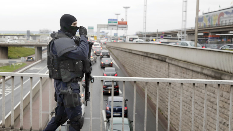 Orly : deux hommes soupçonnés d'avoir fourni l'arme de l'assaillant en garde à vue