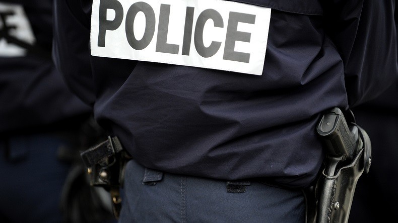 Une femme au visage dissimulé arrêtée après avoir menacé des passants avec un couteau à Dijon