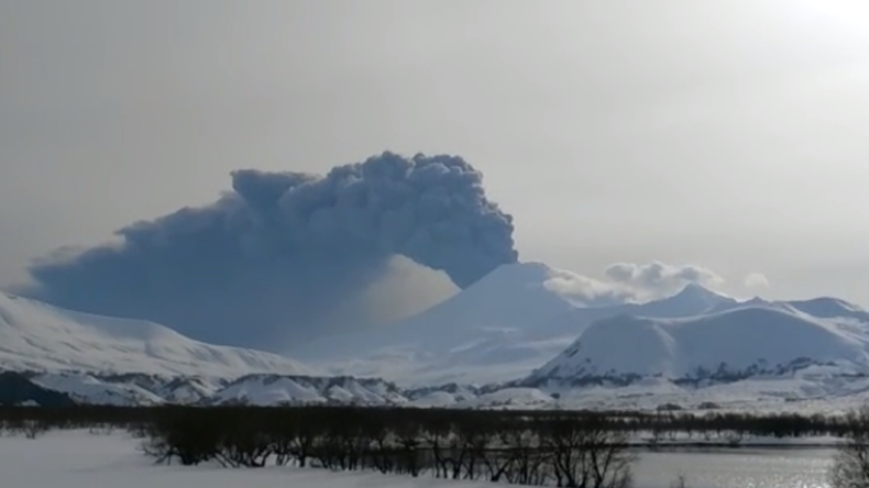 Le volcan Kambalny au Kamchatka crache des nuages de cendres après 200 ans de sommeil (VIDEO)