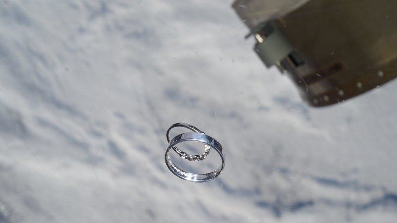 Thomas Pesquet emmène deux alliances dans l'espace et fait fondre les cœurs sur Twitter