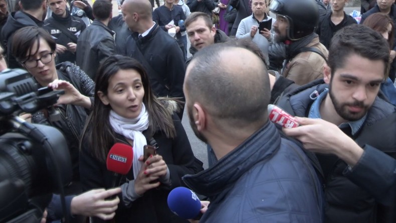 «Il faut purger la police» : des manifestants en colère invectivent un syndicaliste policier (VIDEO)