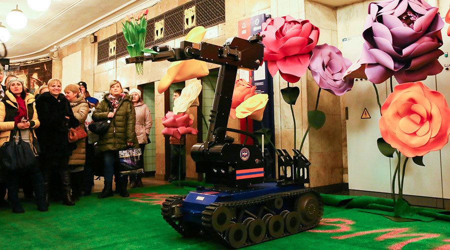 Journée de la femme à la russe : des robots, des policiers et des pilotes se plient en quatre