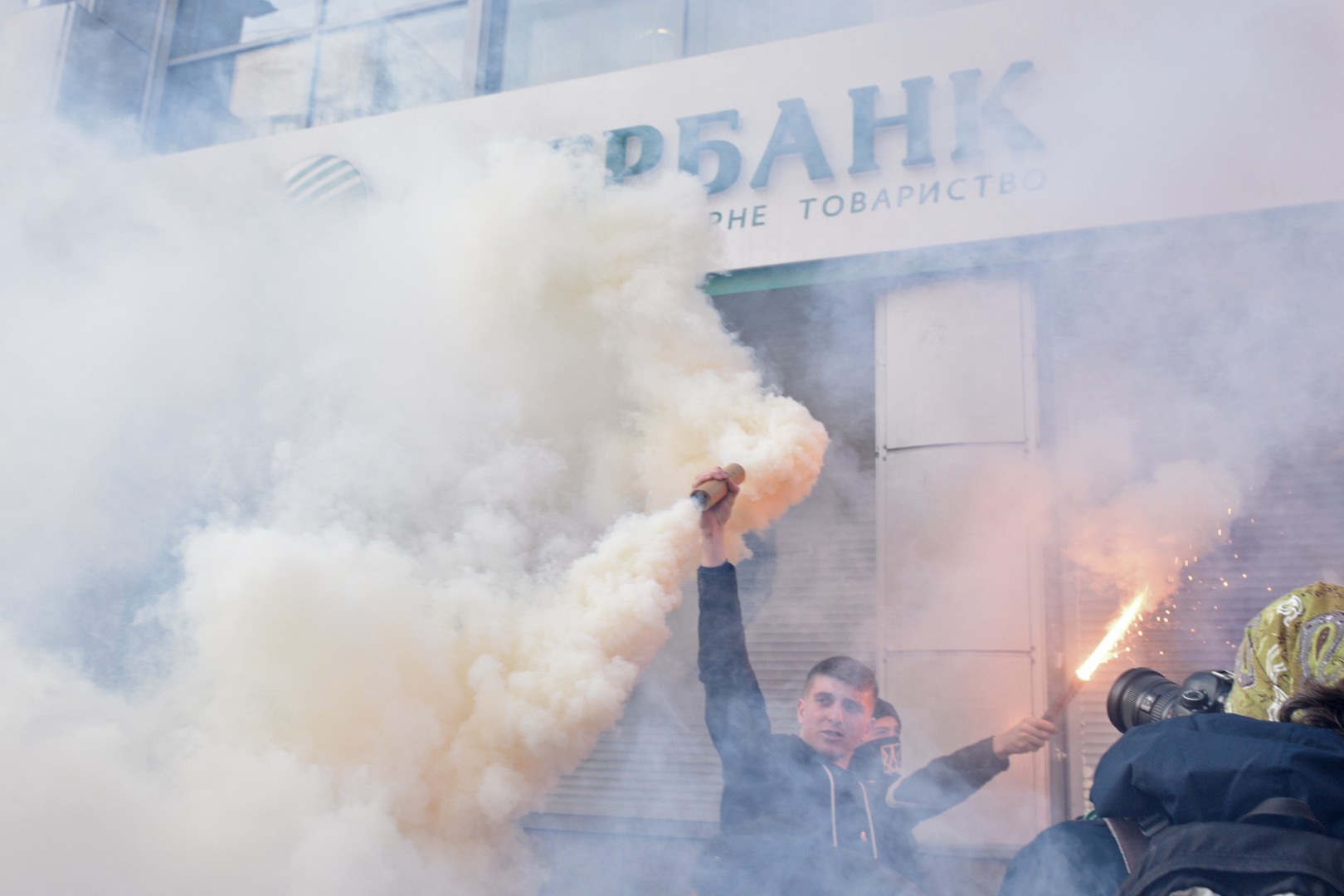 Maçonnerie : des radicaux ukrainiens condamnent l'entrée d'une banque russe à Kiev (VIDEO)
