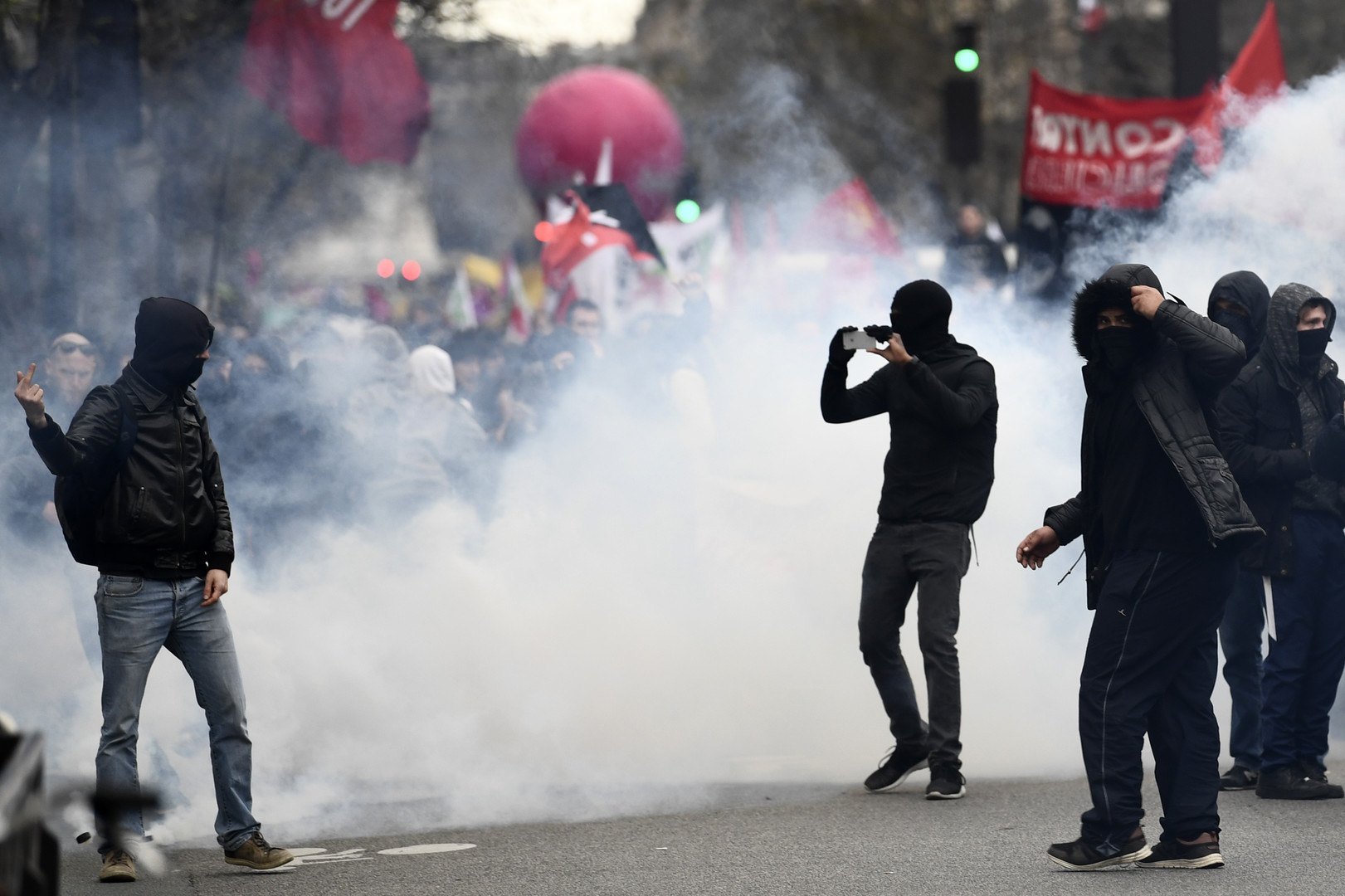 Echauffourées lors de la marche contre les violences policières à Paris (IMAGES)