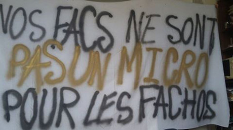 «Pas pour les fachos !» : des activistes s'opposent à la venue d'Alain Finkielkraut à Sciences Po