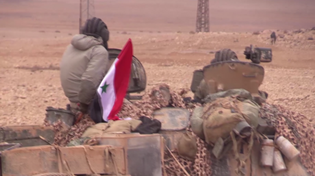 Chars et tirs d’obus : les forces armées syriennes sont tout près de Palmyre (VIDEO EXCLUSIVE)
