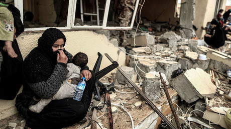 Des civils près des bâtiments détruits à Mossoul, le 2 mars (image d'illustration)