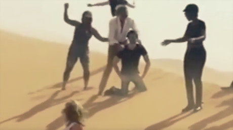 Dans une vidéo, la star du rock Rod Stewart se prend pour Jihadi John... puis s'excuse (IMAGES)