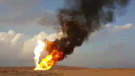 Des champs de gaz incendiés après le recul de Daesh sous Palmyre (IMAGES EXCLUSIVES)