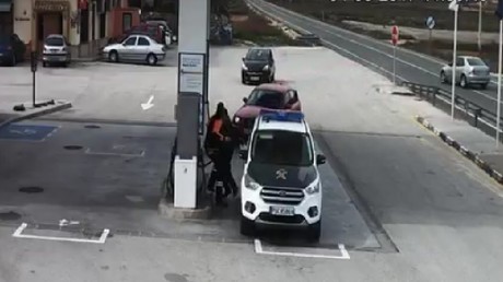 A pleine vitesse, une voiture frôle deux agents de police en Espagne (VIDEO)