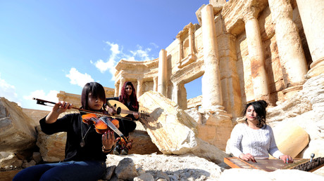 Place à la musique à Palmyre : des musiciens syriens chantent dans les ruines du théâtre (VIDEO)