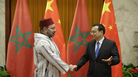 Le roi du Maroc Mohammed VI serre la main du Premier ministre chinois Li Keqiang durant une rencontre à Pékin en mai 2016. 