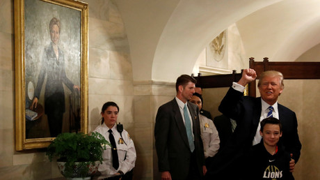 Donald Trump a fait une apparition surprise lors d'une visite guidée touristique de la Maison Blanche, non loin d'un tableau de Hillary Clinton.