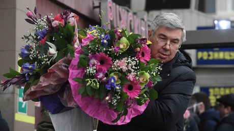 Les hommes offrent des fleurs aux femmes en Russie le 8 mars
